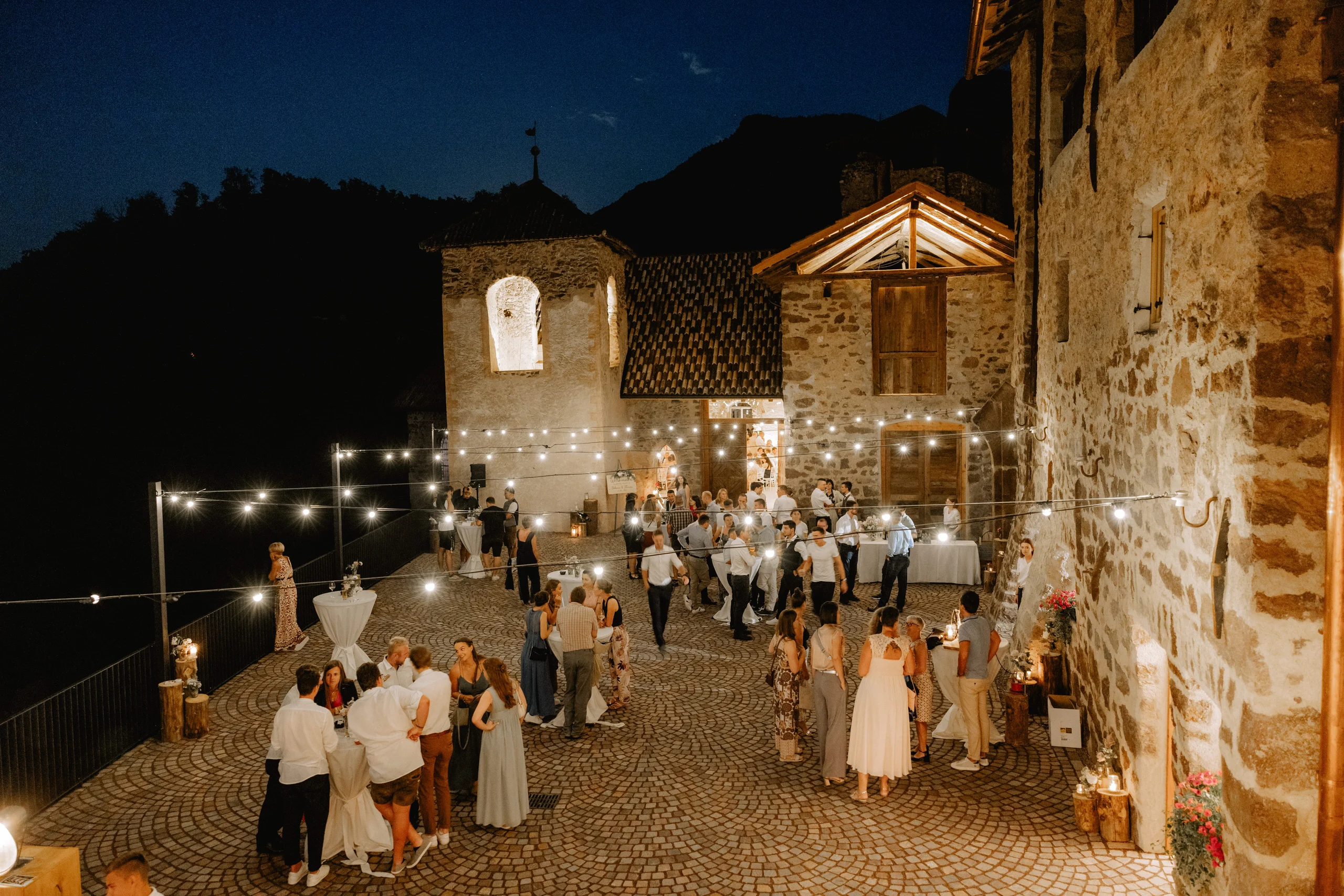 Schloss Payersberg bei Nacht mit Lichterketten